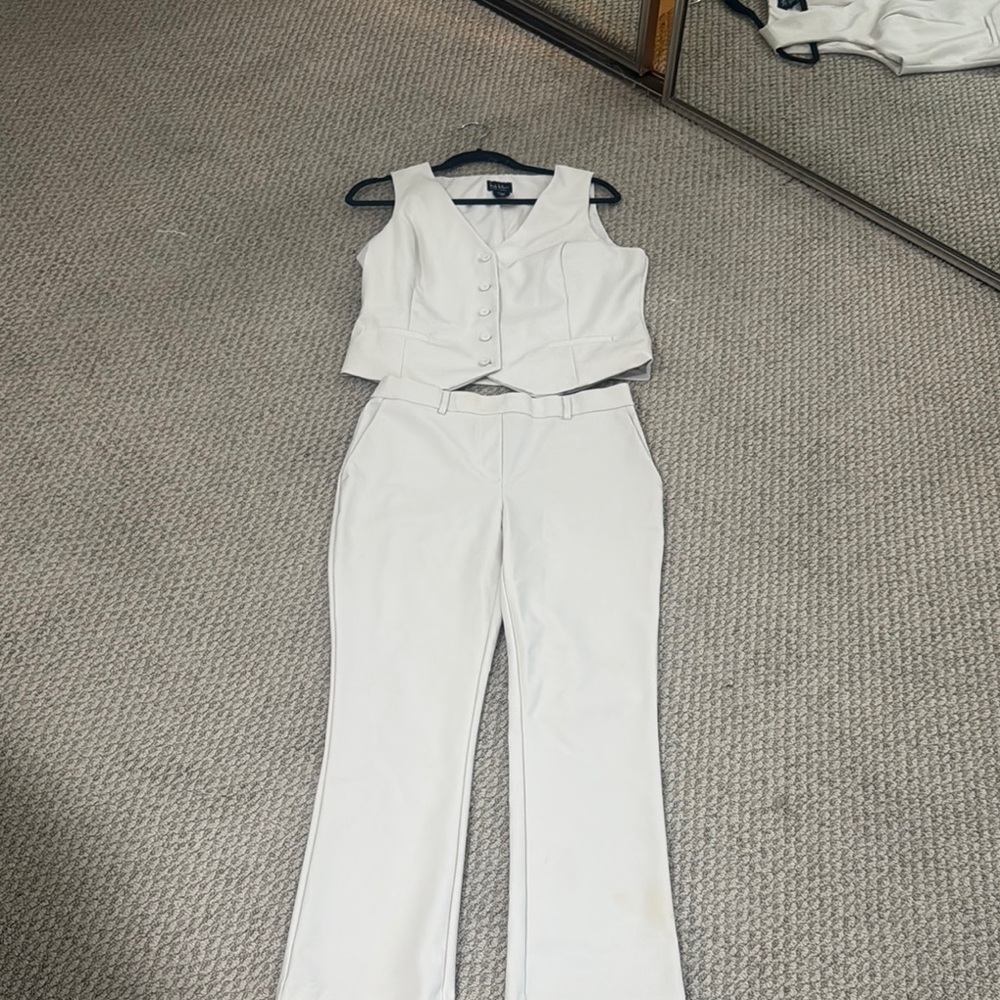 Elegant White Women's vest trouser setNicole Miller